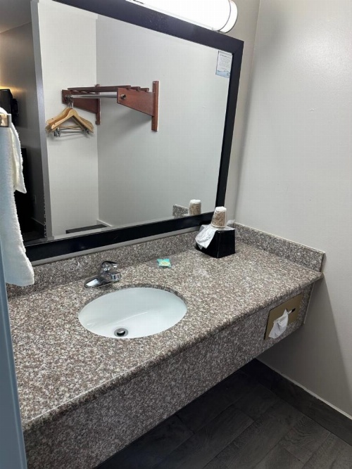 Super 8 by Wyndham Ocean Springs Biloxi image 35