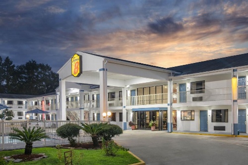 Super 8 by Wyndham Ocean Springs Biloxi image 41