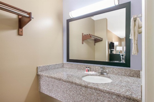 Super 8 by Wyndham Ocean Springs Biloxi image 44
